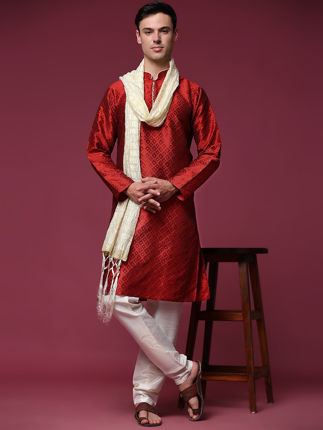 Enciger Ethnic Motifs Woven Design Mandarin Collar Straight Kurta with Churidar & Dupatta, Red
Enciger Ethnic Motifs Woven Design Mandarin Collar Straight Kurta with Churidar & Dupatta, Red