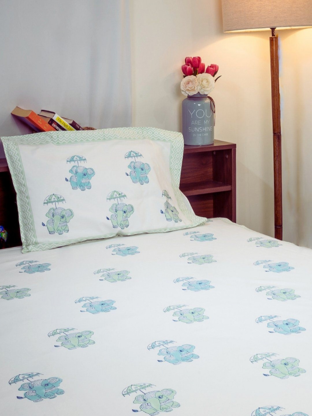 PLAYFUL STITCHES White Graphic Pure Cotton 300 TC Single Bedsheet Set 1.52 M X 2.28 M
PLAYFUL STITCHES White Graphic Pure Cotton 300 TC Single Bedsheet Set 1.52 M X 2.28 M