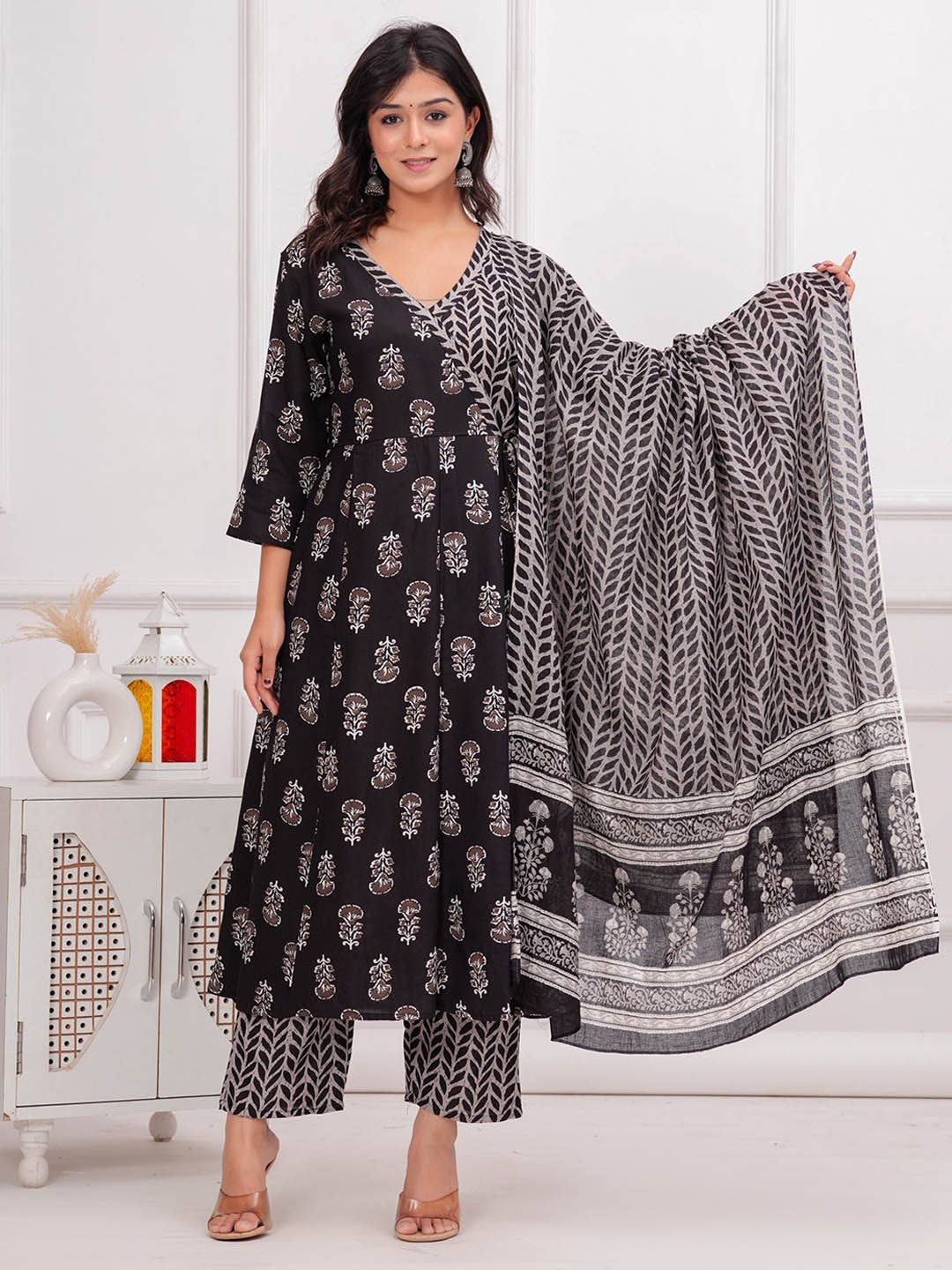 POSHART FASHION AS UNIQUE AS YOU ARE Women Floral Printed Regular Kurta with Trousers & With Dupatta, Black
POSHART FASHION AS UNIQUE AS YOU ARE Women Floral Printed Regular Kurta with Trousers & With Dupatta, Black