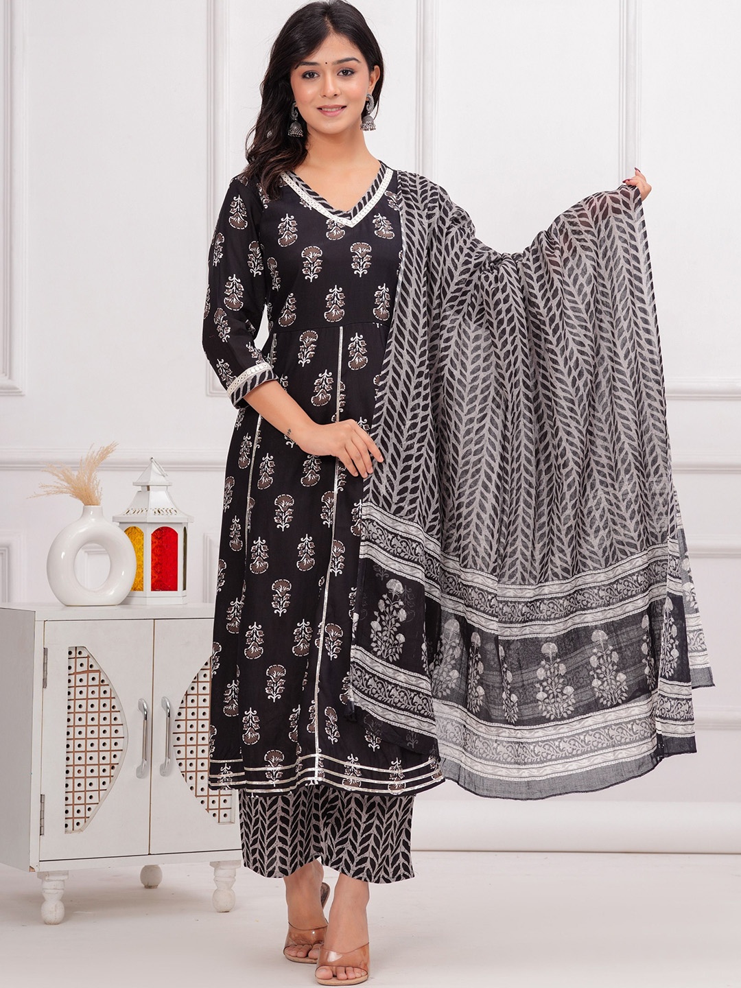 POSHART FASHION AS UNIQUE AS YOU ARE Women Floral Printed Regular Kurta with Trousers & With Dupatta, Black
POSHART FASHION AS UNIQUE AS YOU ARE Women Floral Printed Regular Kurta with Trousers & With Dupatta, Black