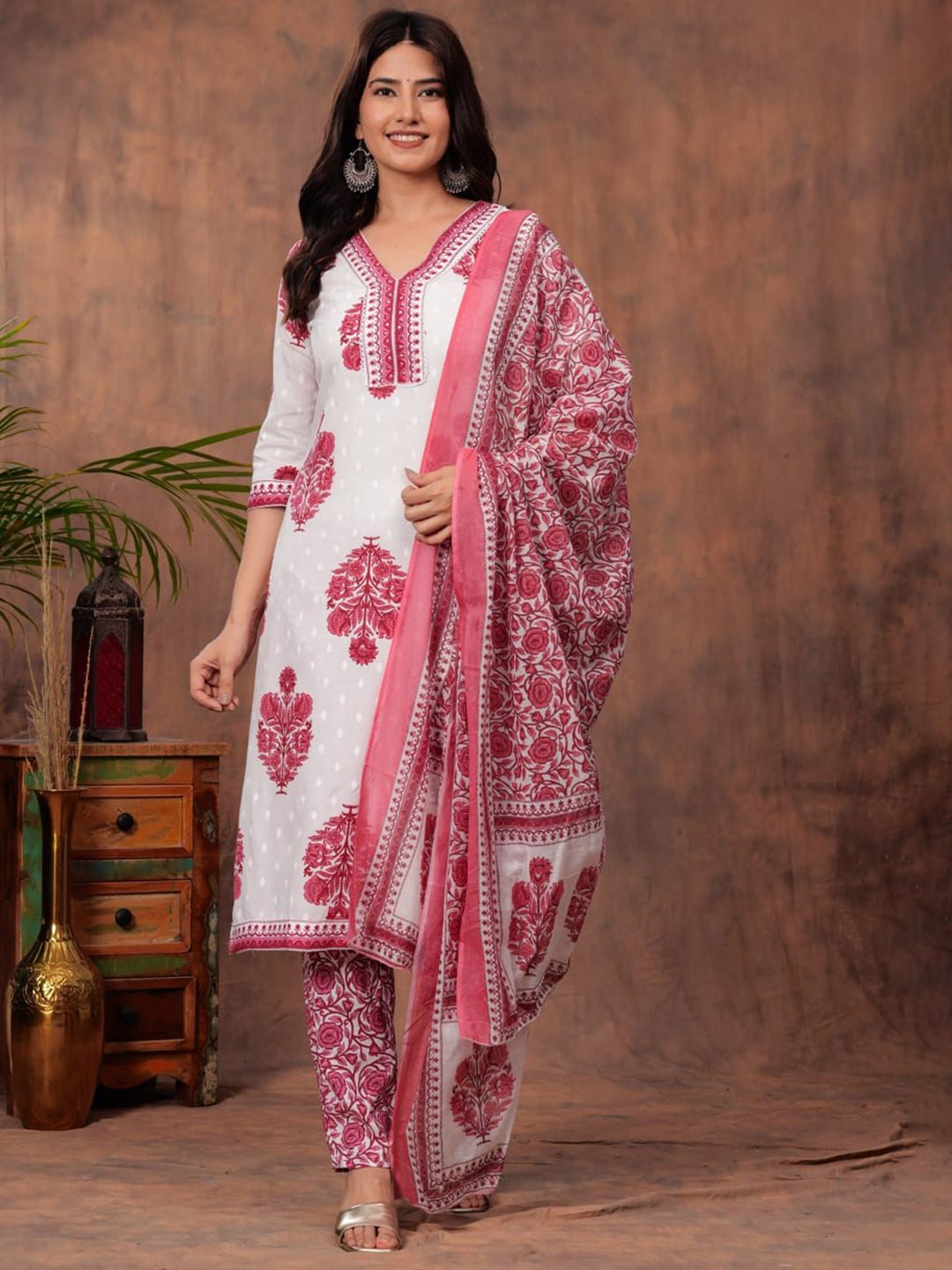 PARUCREATION Women Floral Printed Regular Sequinned Kurta with Palazzos & With Dupatta, Pink
PARUCREATION Women Floral Printed Regular Sequinned Kurta with Palazzos & With Dupatta, Pink