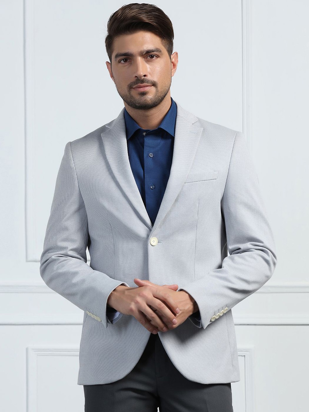 Blackberrys Self Design Notched Lapel Collar Satin Slim-Fit Single-Breasted Blazer, Grey
Blackberrys Self Design Notched Lapel Collar Satin Slim-Fit Single-Breasted Blazer, Grey