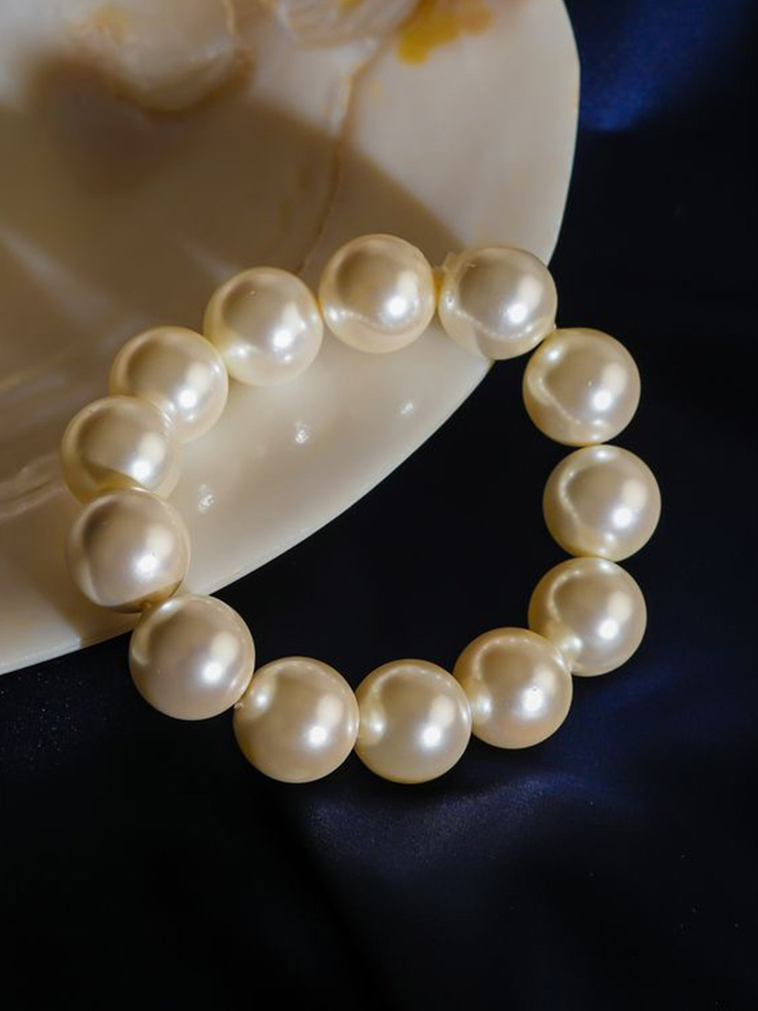 TOTAPARI Bold Move Pearls Bracelet, Gold 
TOTAPARI Bold Move Pearls Bracelet, Gold