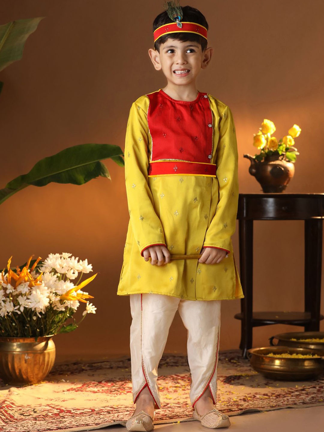 VASTRAMAY Boys Floral Embroidered Sequinned Straight Kurta With Dhoti Pants, Yellow
VASTRAMAY Boys Floral Embroidered Sequinned Straight Kurta With Dhoti Pants, Yellow