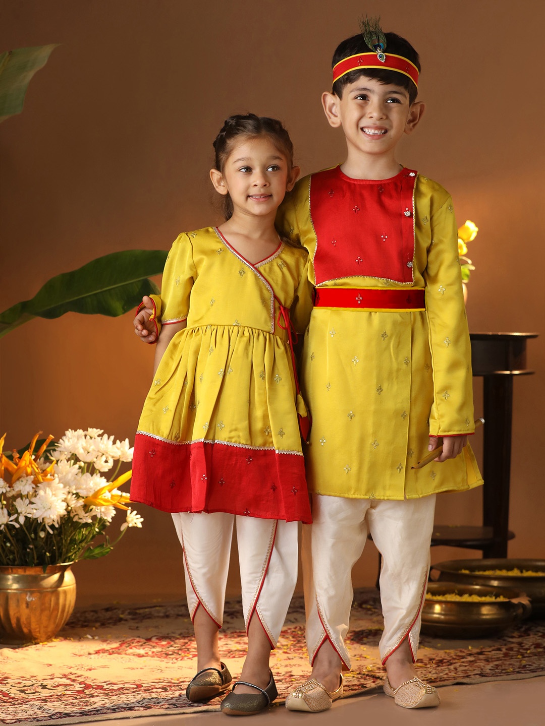 VASTRAMAY Boys Floral Embroidered Regular Sequinned Angrakha Kurta With Dhoti Pants, Yellow
VASTRAMAY Boys Floral Embroidered Regular Sequinned Angrakha Kurta With Dhoti Pants, Yellow