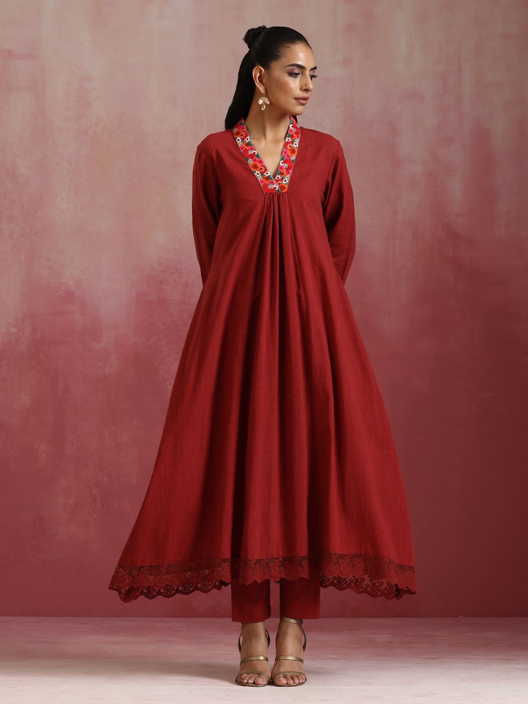 trueBrowns Floral Yoke Design V-Neck Thread Work Pure Cotton A-Line Kurta With Trousers, Maroon
trueBrowns Floral Yoke Design V-Neck Thread Work Pure Cotton A-Line Kurta With Trousers, Maroon