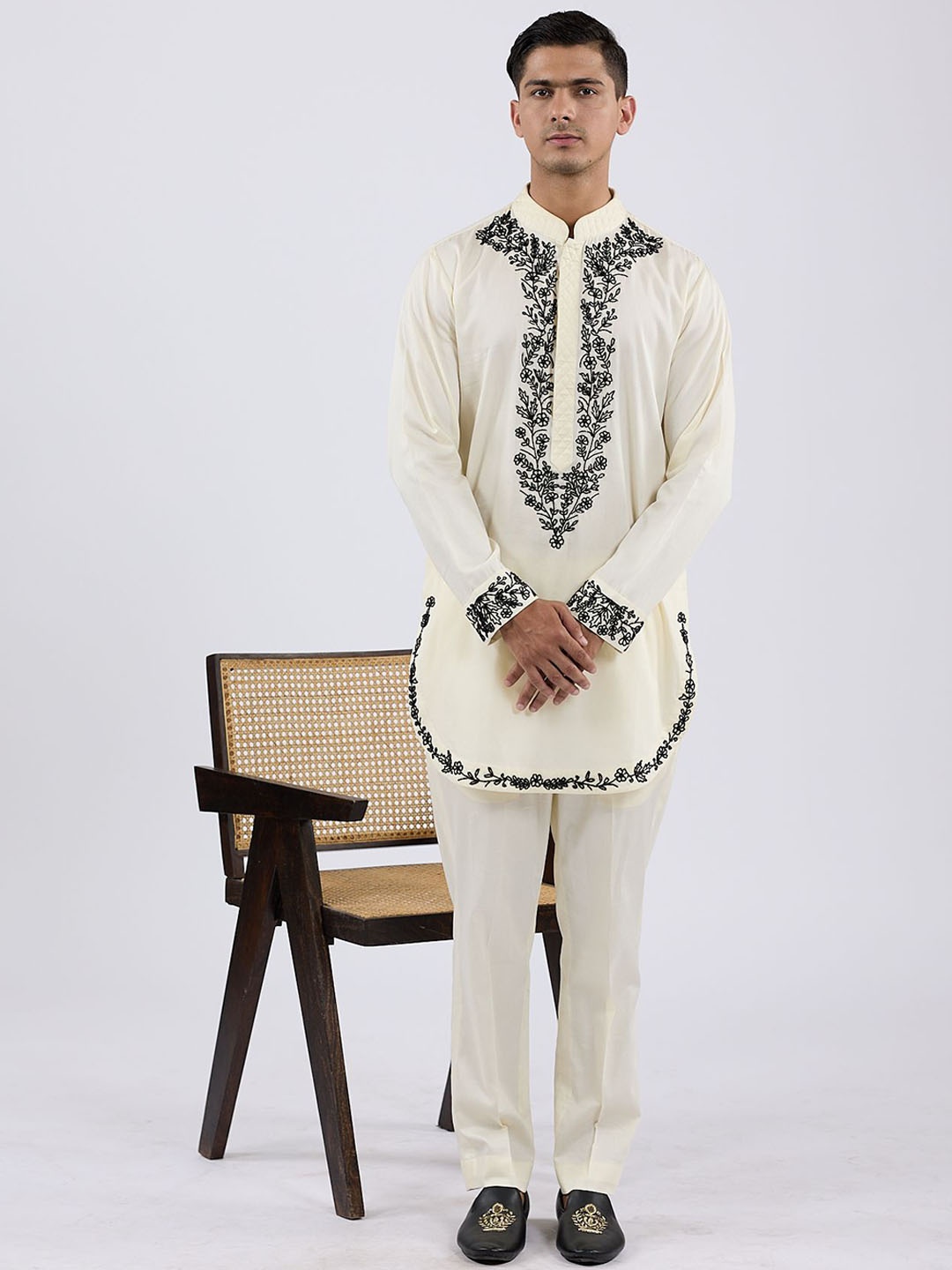 Agrajain Men Ethnic Motifs Embroidered Regular Beads and Stones Kurta with Trousers, Off white
Agrajain Men Ethnic Motifs Embroidered Regular Beads and Stones Kurta with Trousers, Off white