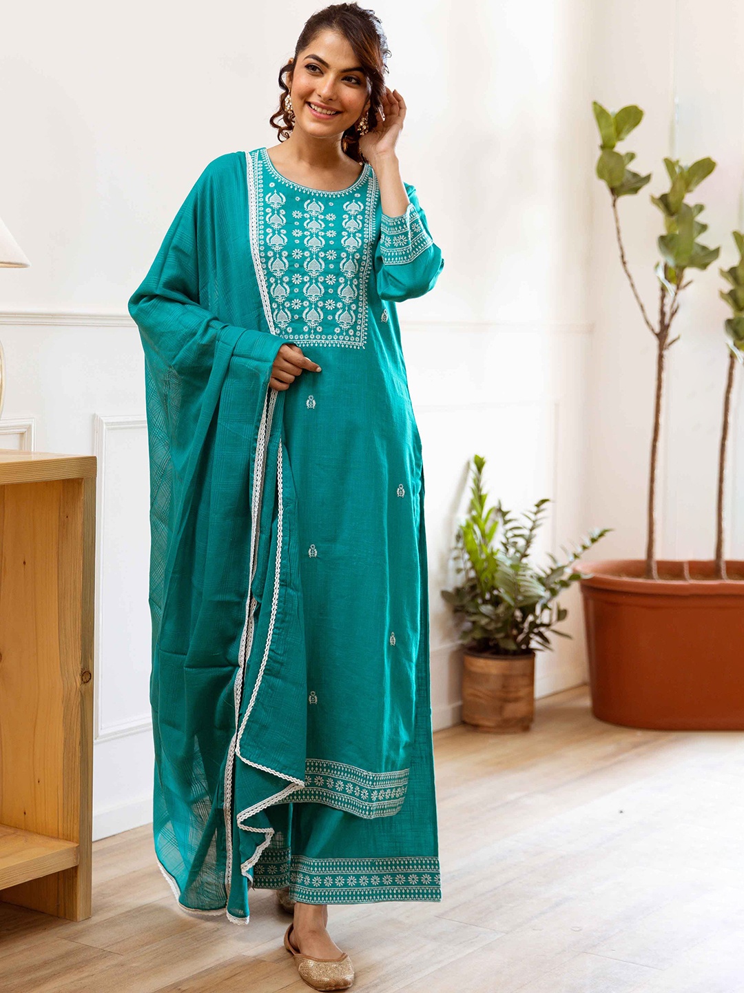 KALINI Floral Embroidered Regular Sequinned Straight Kurta with Palazzo & Dupatta, Green
KALINI Floral Embroidered Regular Sequinned Straight Kurta with Palazzo & Dupatta, Green