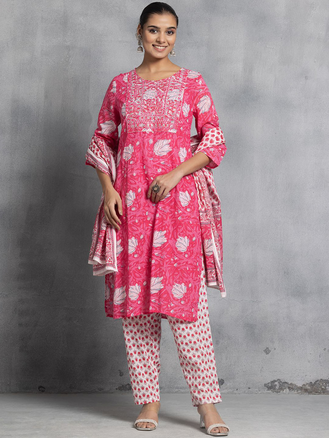 Rang by Indya Floral Printed Sequinned Pure Cotton Straight Kurta With Trousers & Dupatta, Pink
Rang by Indya Floral Printed Sequinned Pure Cotton Straight Kurta With Trousers & Dupatta, Pink