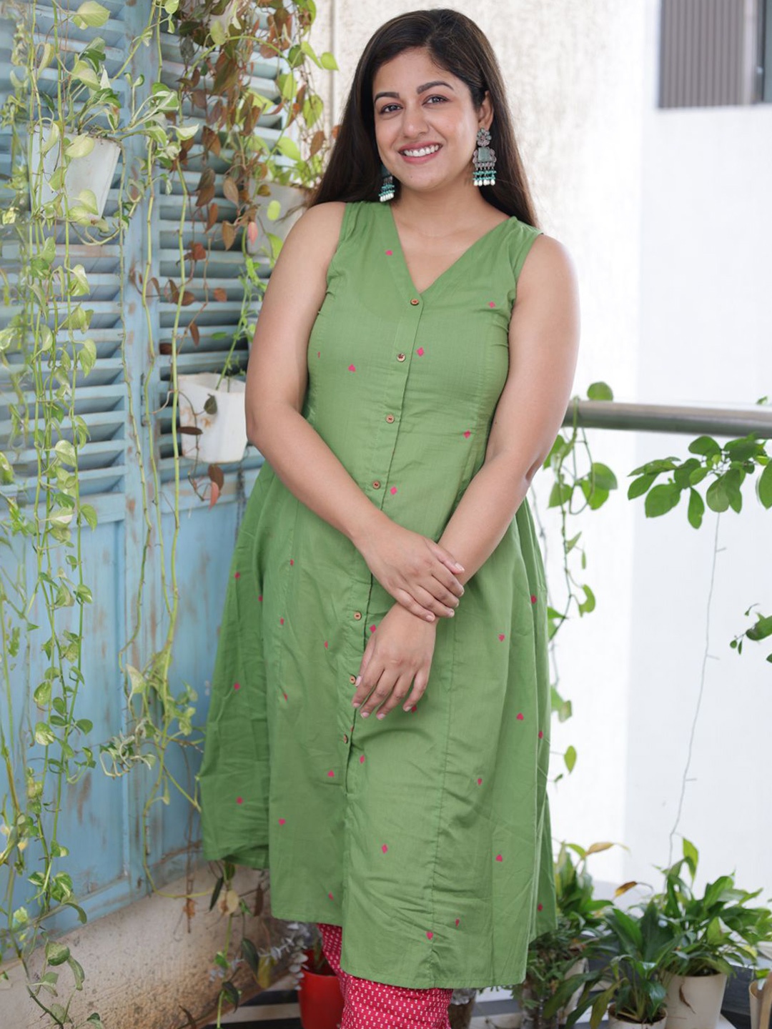 Janasya Geometric Printed V-Neck Sleeveless Pure Cotton A-Line Kurta With Palazzos, Green
Janasya Geometric Printed V-Neck Sleeveless Pure Cotton A-Line Kurta With Palazzos, Green