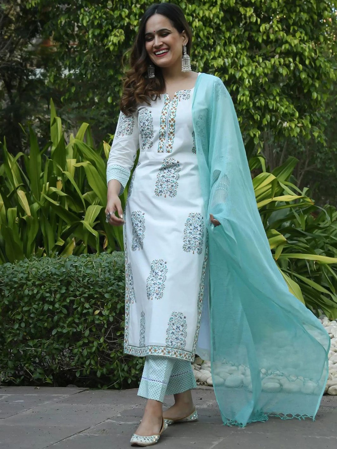 7Threads Floral Printed Notched Round Neck Straight Kurta with Trousers & Dupatta, White
7Threads Floral Printed Notched Round Neck Straight Kurta with Trousers & Dupatta, White