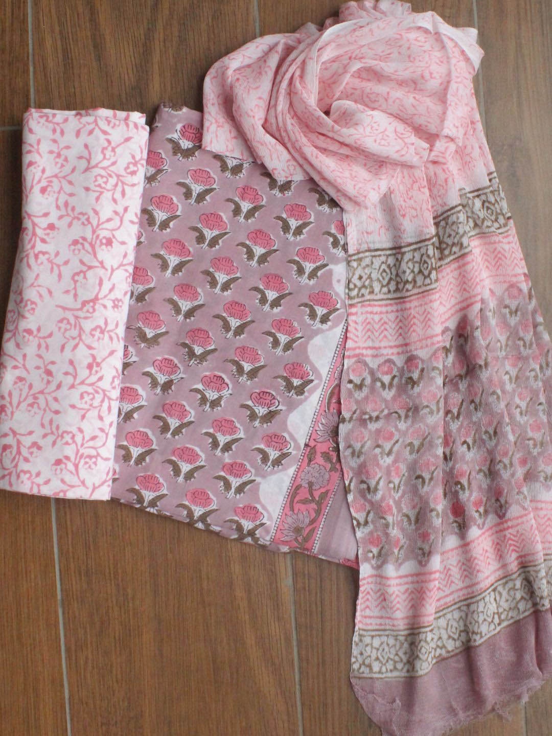 Weaves of Tradition Floral Block Printed Pure Cotton Unstitched Dress Material, Pink
Weaves of Tradition Floral Block Printed Pure Cotton Unstitched Dress Material, Pink