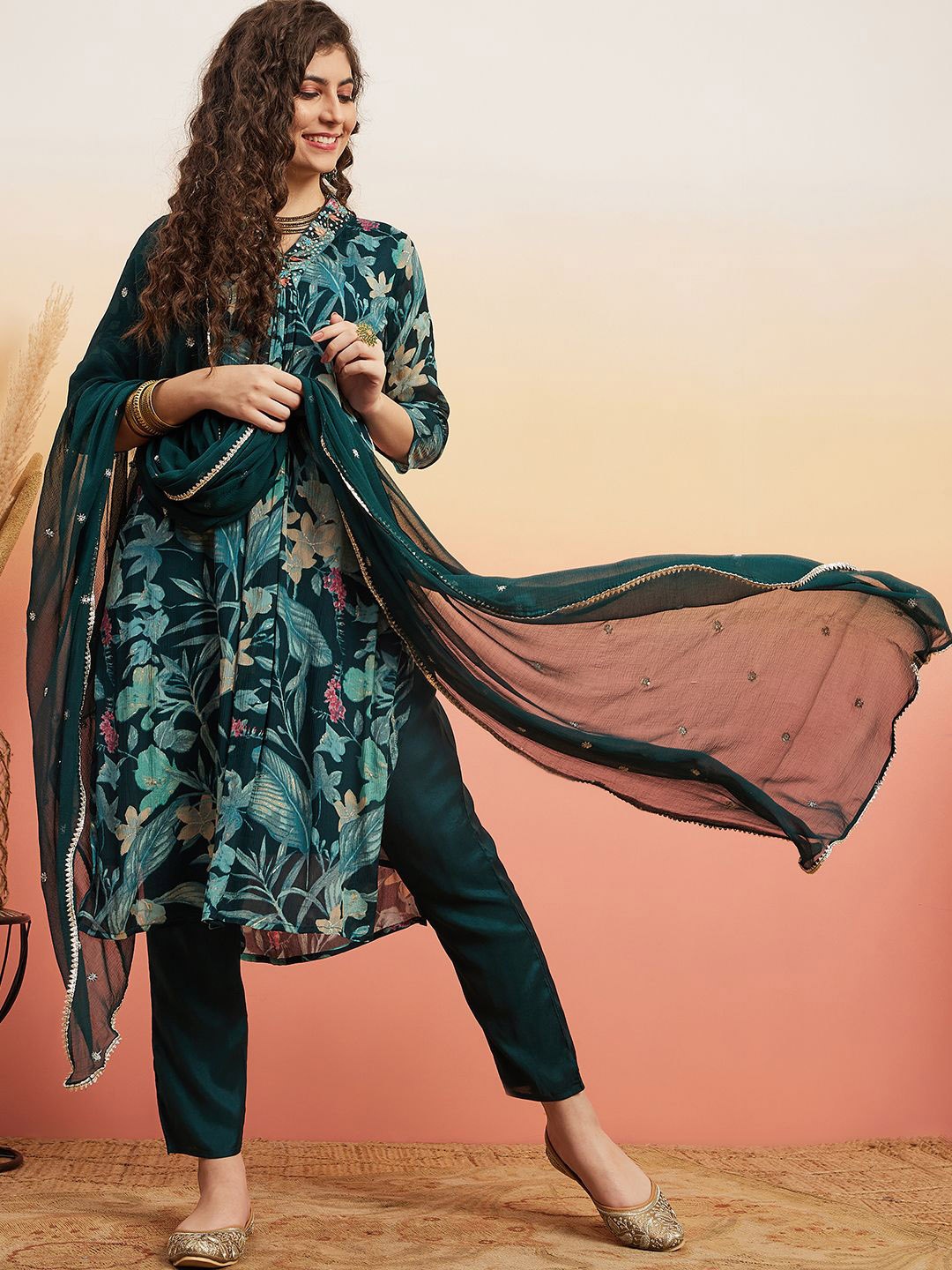 Anouk Teal Green Floral Printed Straight Sequinned Chinon Kurta with Trousers & Dupatta
Anouk Teal Green Floral Printed Straight Sequinned Chinon Kurta with Trousers & Dupatta