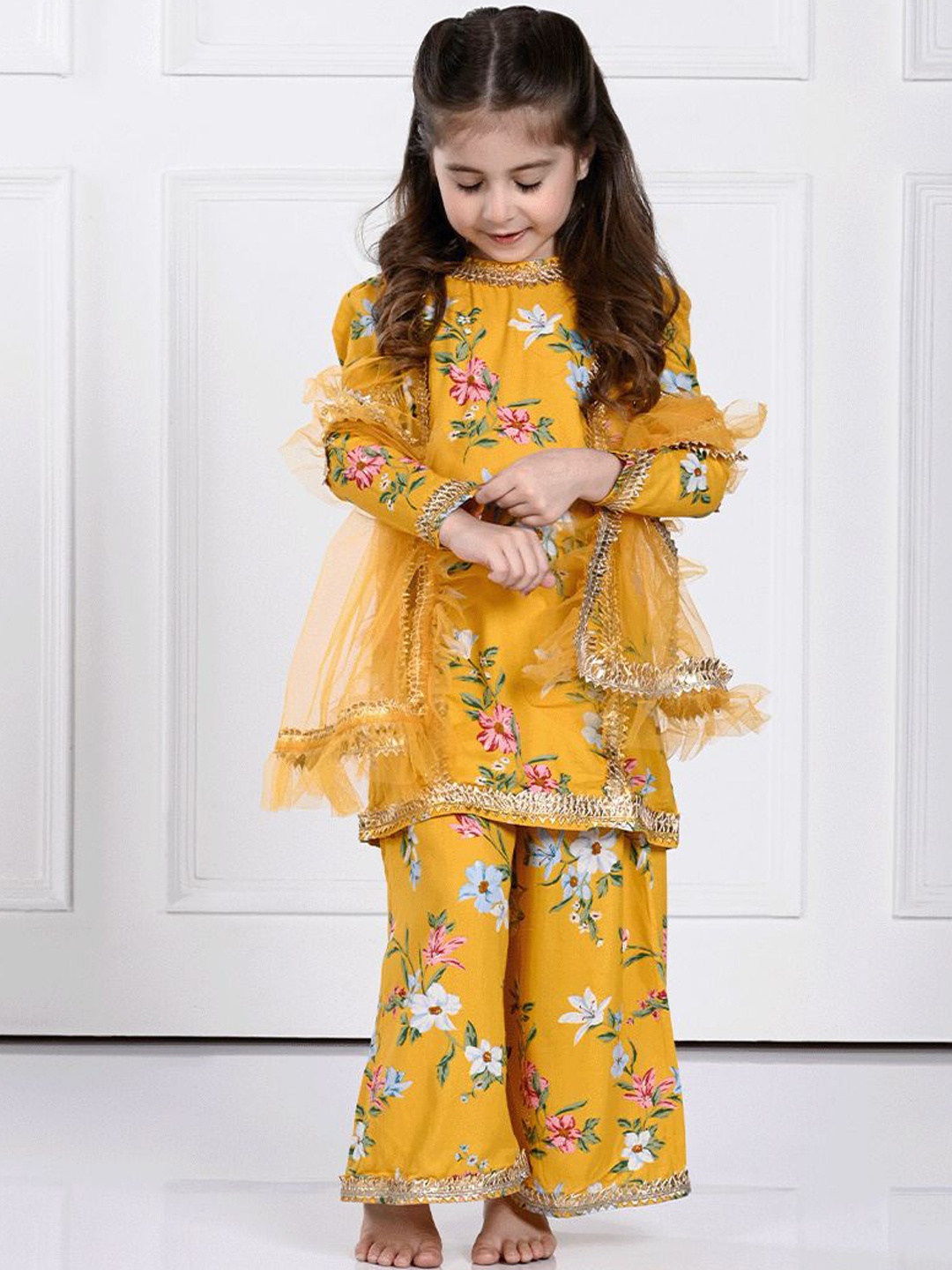 THE PONY & PEONY CO. Girls Floral Printed Gotta Patti A Line Kurta & Trousers With Dupatta, Yellow
THE PONY & PEONY CO. Girls Floral Printed Gotta Patti A Line Kurta & Trousers With Dupatta, Yellow