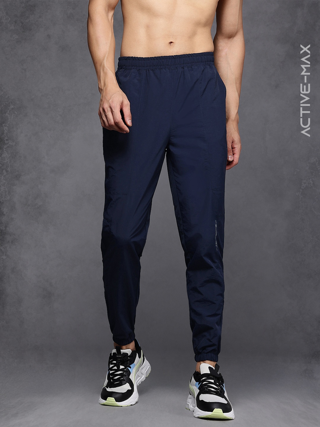 HRX by Hrithik Roshan Men Rapid-Dry Running Joggers with Reflective Detail, Navy blue
HRX by Hrithik Roshan Men Rapid-Dry Running Joggers with Reflective Detail, Navy blue