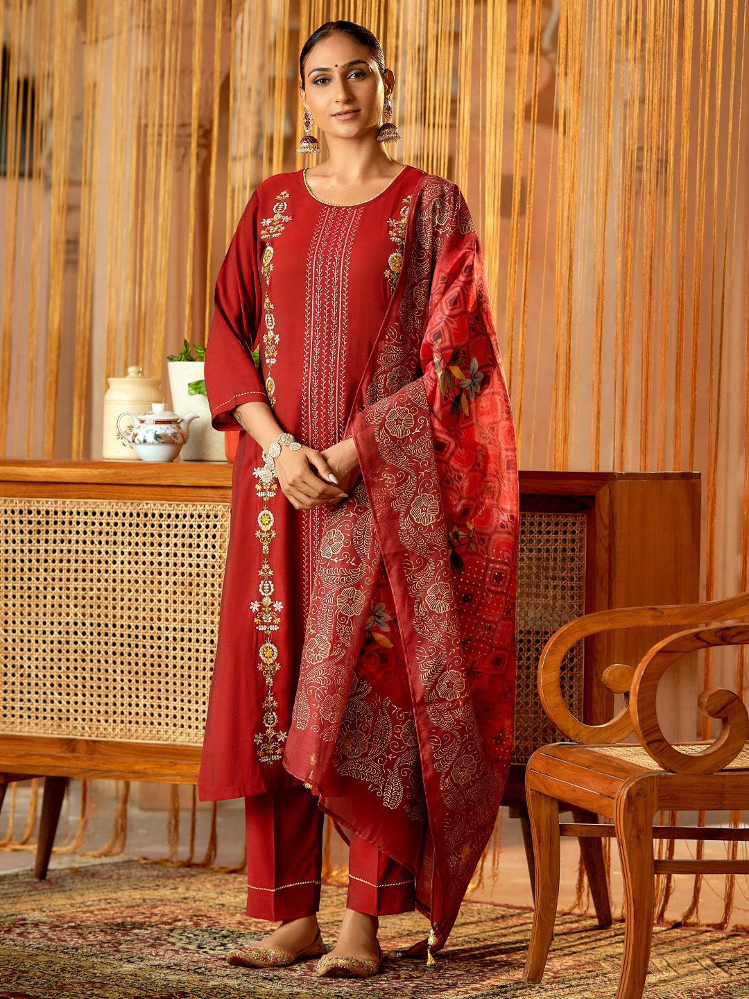 WOMEN PLUS Floral Embroidered Thread Work Regular Kurta with Trousers & Dupatta, Red
WOMEN PLUS Floral Embroidered Thread Work Regular Kurta with Trousers & Dupatta, Red