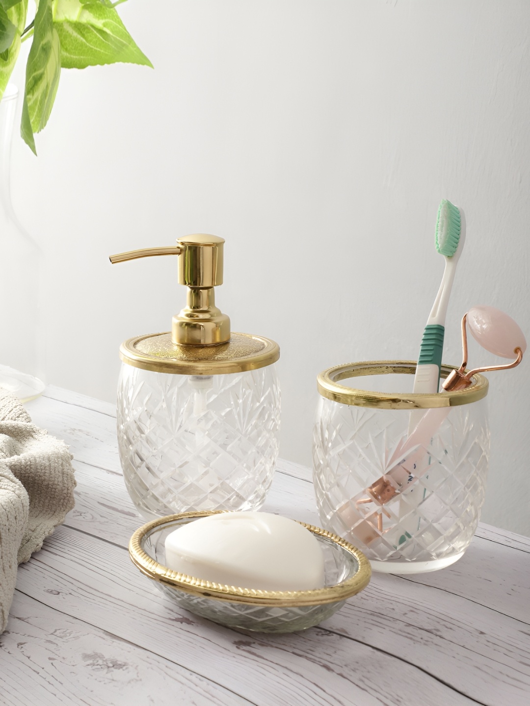 Decor de Maison Gold Toned & Transparent 3 Pieces Textured Metal Bath Accessories Set
Decor de Maison Gold Toned & Transparent 3 Pieces Textured Metal Bath Accessories Set