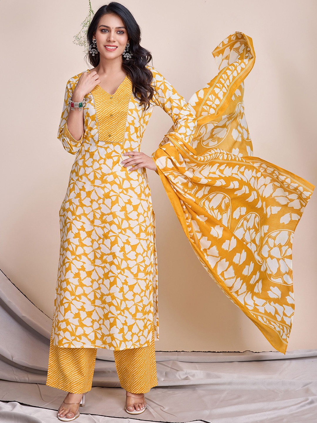 MOJILAA Floral Printed Regular Gotta Patti Pure Cotton Kurta with Palazzos & Dupatta, Yellow
MOJILAA Floral Printed Regular Gotta Patti Pure Cotton Kurta with Palazzos & Dupatta, Yellow