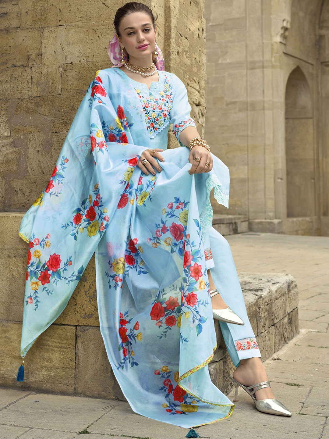 MOJILAA Floral Embroidered Regular Beads and Stones Kurta with Trousers & Dupatta, Blue
MOJILAA Floral Embroidered Regular Beads and Stones Kurta with Trousers & Dupatta, Blue