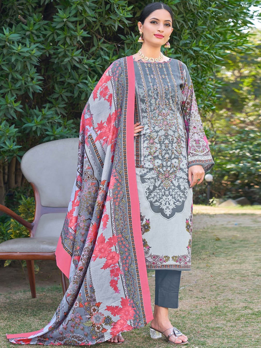 MOJILAA Floral Embroidered Beads and Stones Pure Cotton Kurta with Trousers & Dupatta, Grey
MOJILAA Floral Embroidered Beads and Stones Pure Cotton Kurta with Trousers & Dupatta, Grey