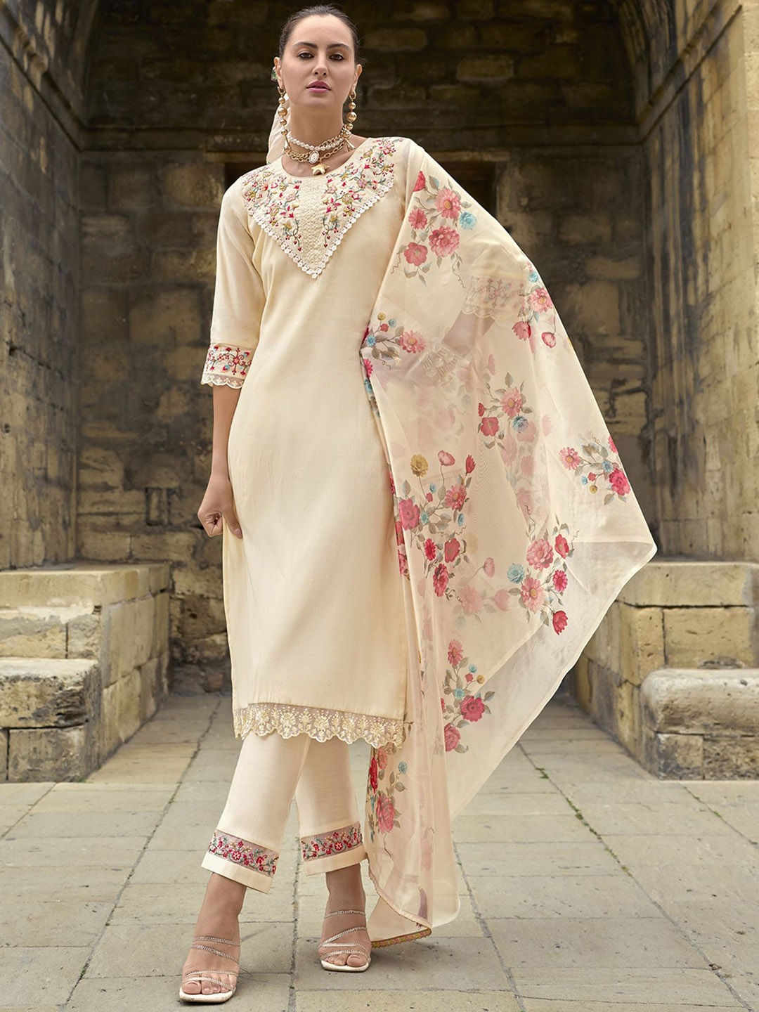 MOJILAA Floral Embroidered Regular Beads and Stones Kurta with Trousers & Dupatta, Cream
MOJILAA Floral Embroidered Regular Beads and Stones Kurta with Trousers & Dupatta, Cream