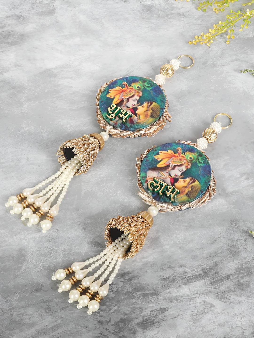 THE HOME CO. Gold Toned & Blue 2 Pieces Textured Hangings Festive Decor
THE HOME CO. Gold Toned & Blue 2 Pieces Textured Hangings Festive Decor
