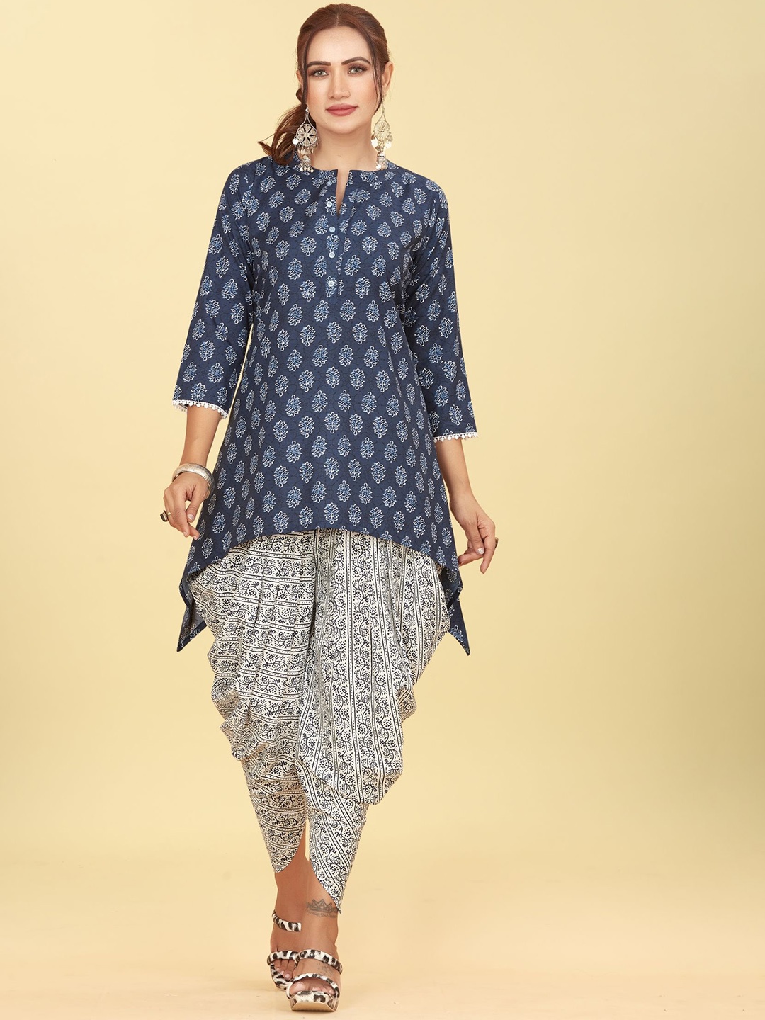 ODD BY chansi TRENDZ Floral Printed Notched Round Neck Regular Kurta with Dhoti Pants, Navy blue
ODD BY chansi TRENDZ Floral Printed Notched Round Neck Regular Kurta with Dhoti Pants, Navy blue
