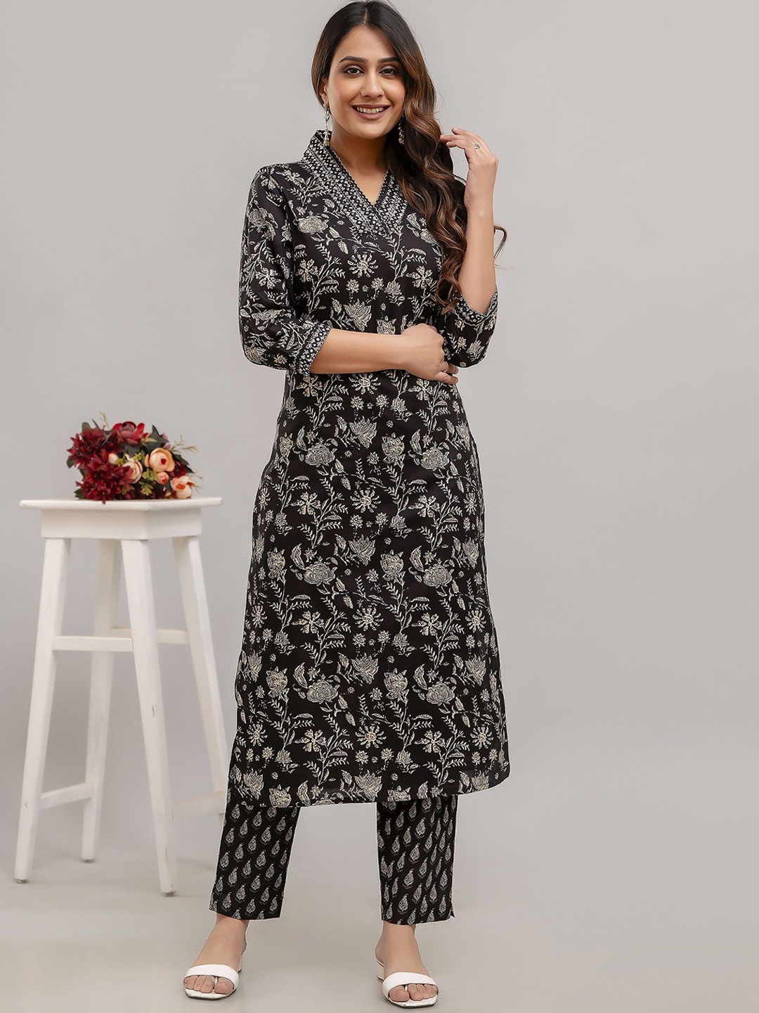 Kesarya Floral Printed Mirror Work Pure Cotton Regular Kurta with Trousers & Dupatta, Black
Kesarya Floral Printed Mirror Work Pure Cotton Regular Kurta with Trousers & Dupatta, Black