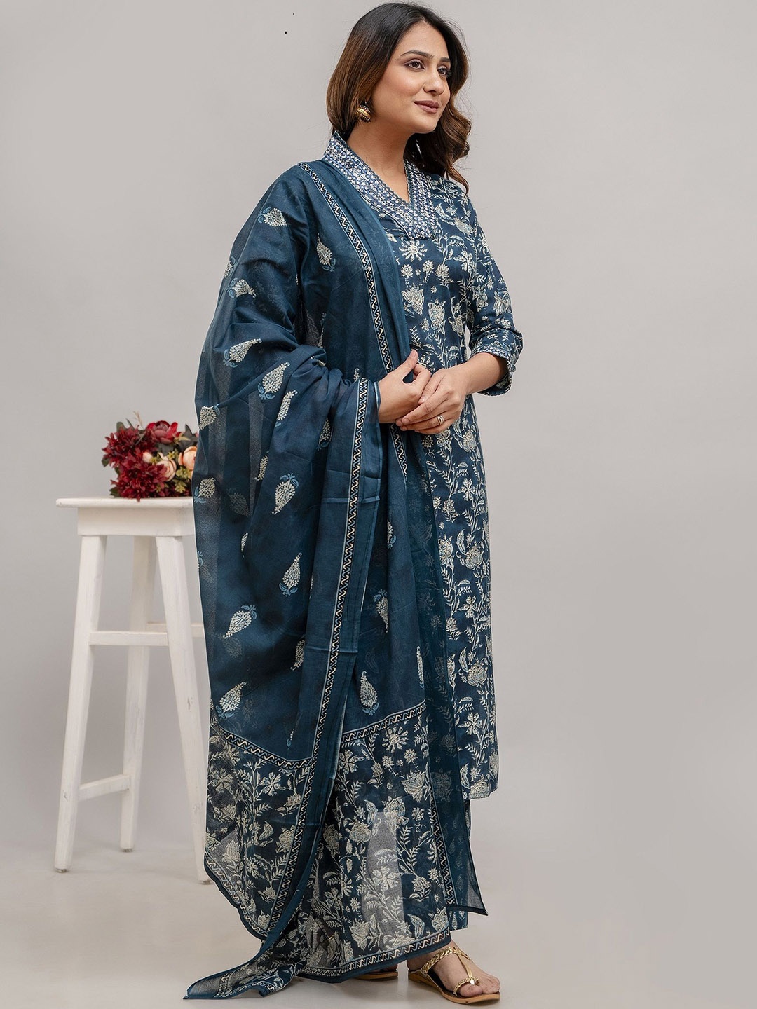 Kesarya Floral Printed Mirror Work Pure Cotton Regular Kurta with Trousers & Dupatta, Blue
Kesarya Floral Printed Mirror Work Pure Cotton Regular Kurta with Trousers & Dupatta, Blue