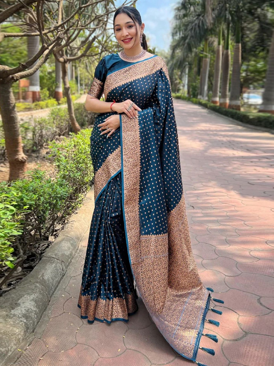 LADY SHOPI Ethnic Motifs Zari Saree, Teal
LADY SHOPI Ethnic Motifs Zari Saree, Teal