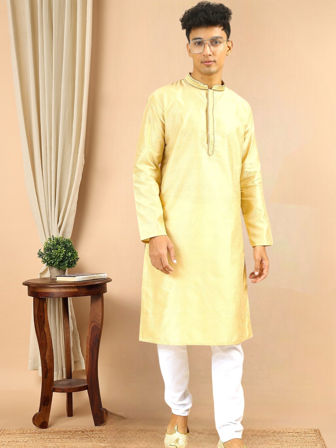 TATTVA Ethnic Motifs Woven Design Mandarin Collar Straight Jacquard Kurta with Pyjamas, Beige
TATTVA Ethnic Motifs Woven Design Mandarin Collar Straight Jacquard Kurta with Pyjamas, Beige
