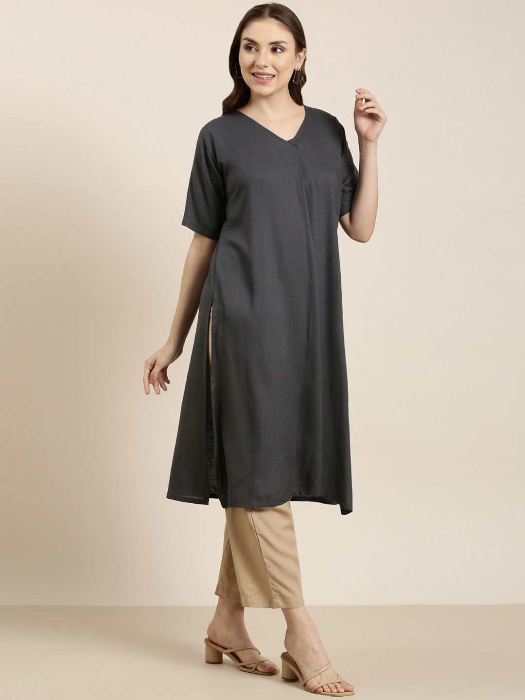SHOOLIN V Neck Regular Straight Kurta with Trousers, Grey
SHOOLIN V Neck Regular Straight Kurta with Trousers, Grey