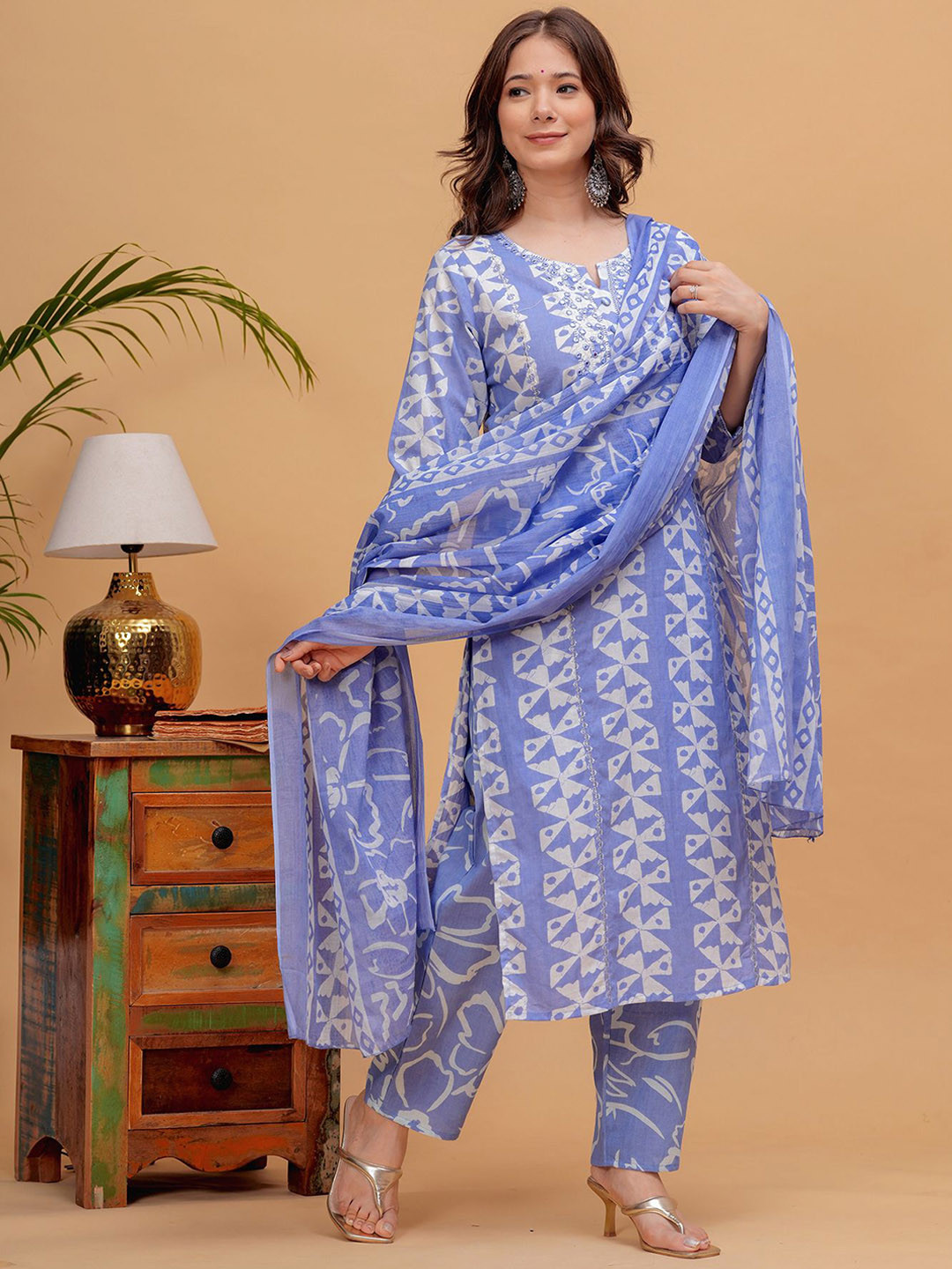 EKAKRITI Floral Printed Straight Mirror Work Kurta with Trousers & Dupatta, Blue
EKAKRITI Floral Printed Straight Mirror Work Kurta with Trousers & Dupatta, Blue