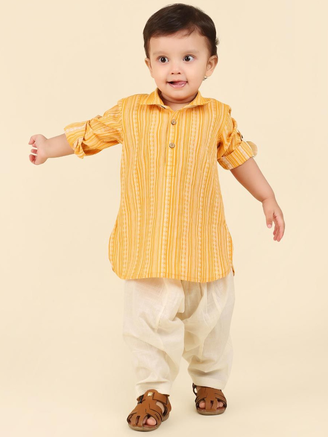 Fabindia Infant Boys Striped Shirt Collar Roll-Up Sleeves Pure Cotton Kurta with Pyjamas, Yellow
Fabindia Infant Boys Striped Shirt Collar Roll-Up Sleeves Pure Cotton Kurta with Pyjamas, Yellow