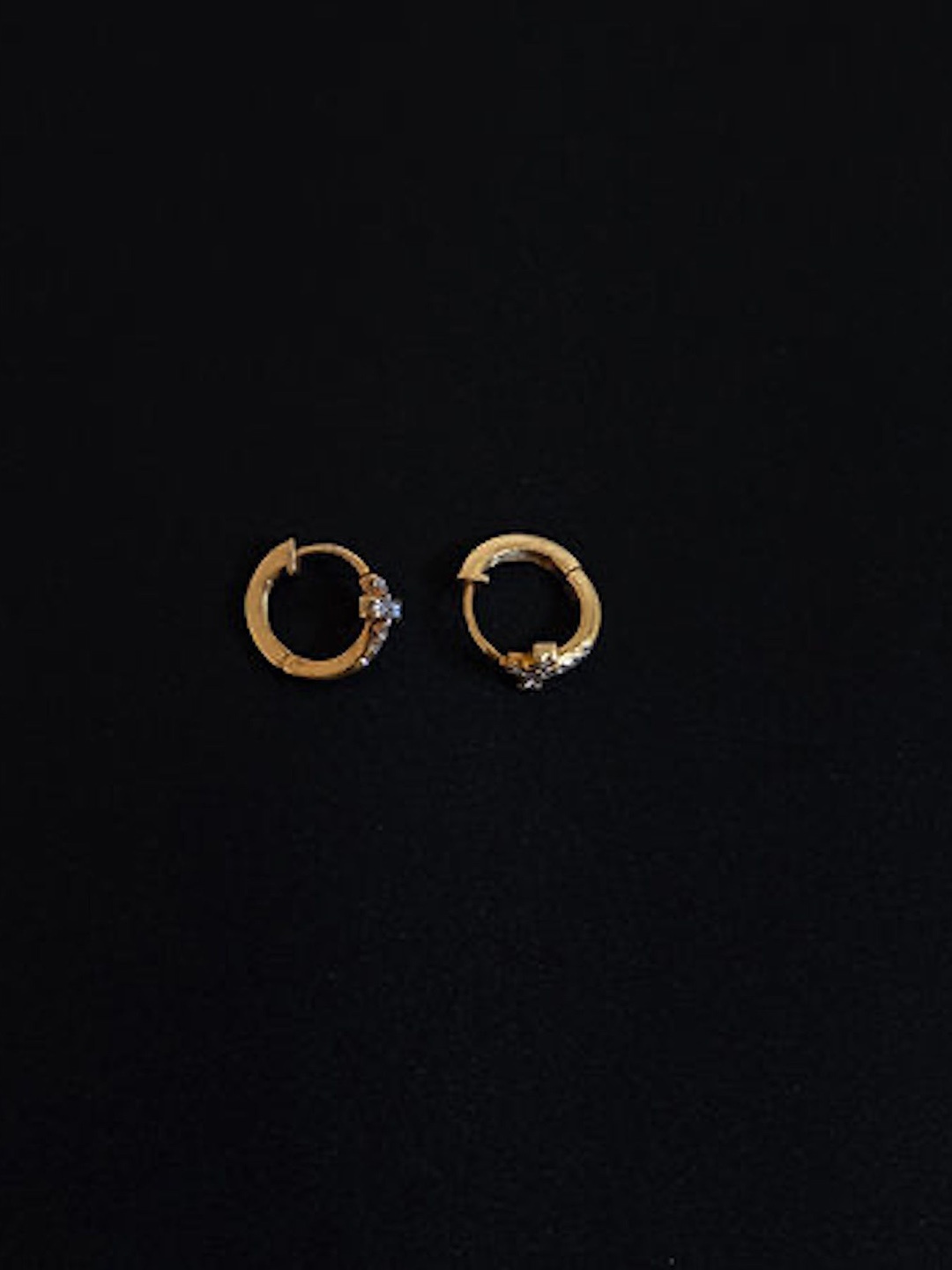 Anushka Jain Jewellery 925 Sterling Silver Gold Plated CZ Studded Huggie Hoop Earrings
Anushka Jain Jewellery 925 Sterling Silver Gold Plated CZ Studded Huggie Hoop Earrings