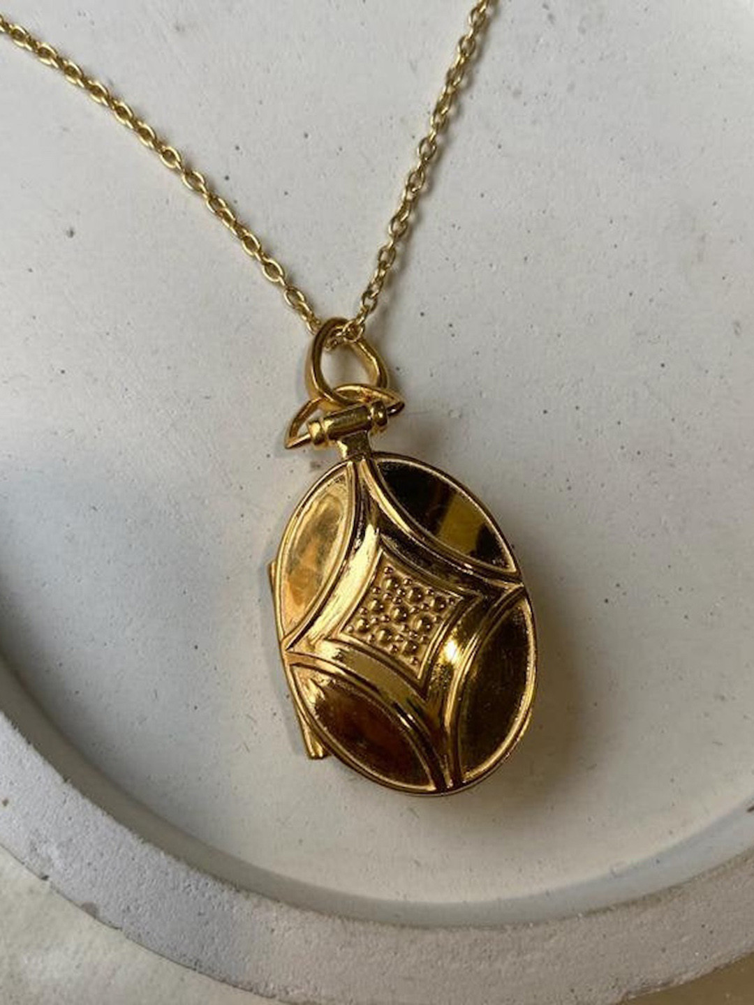 Anushka Jain Jewellery 925 Sterling Silver Gold Plated Pendant & Chain 
Anushka Jain Jewellery 925 Sterling Silver Gold Plated Pendant & Chain