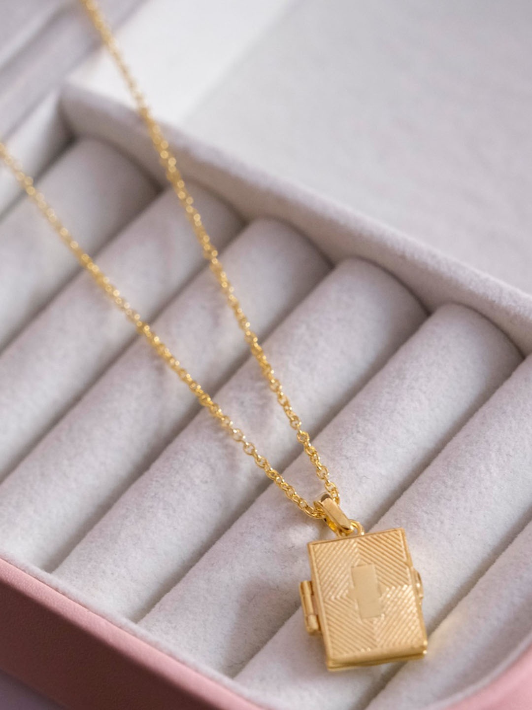 Anushka Jain Jewellery Gold-Plated 925 Sterling Silver Locket Charm Pendant With Chain
Anushka Jain Jewellery Gold-Plated 925 Sterling Silver Locket Charm Pendant With Chain
