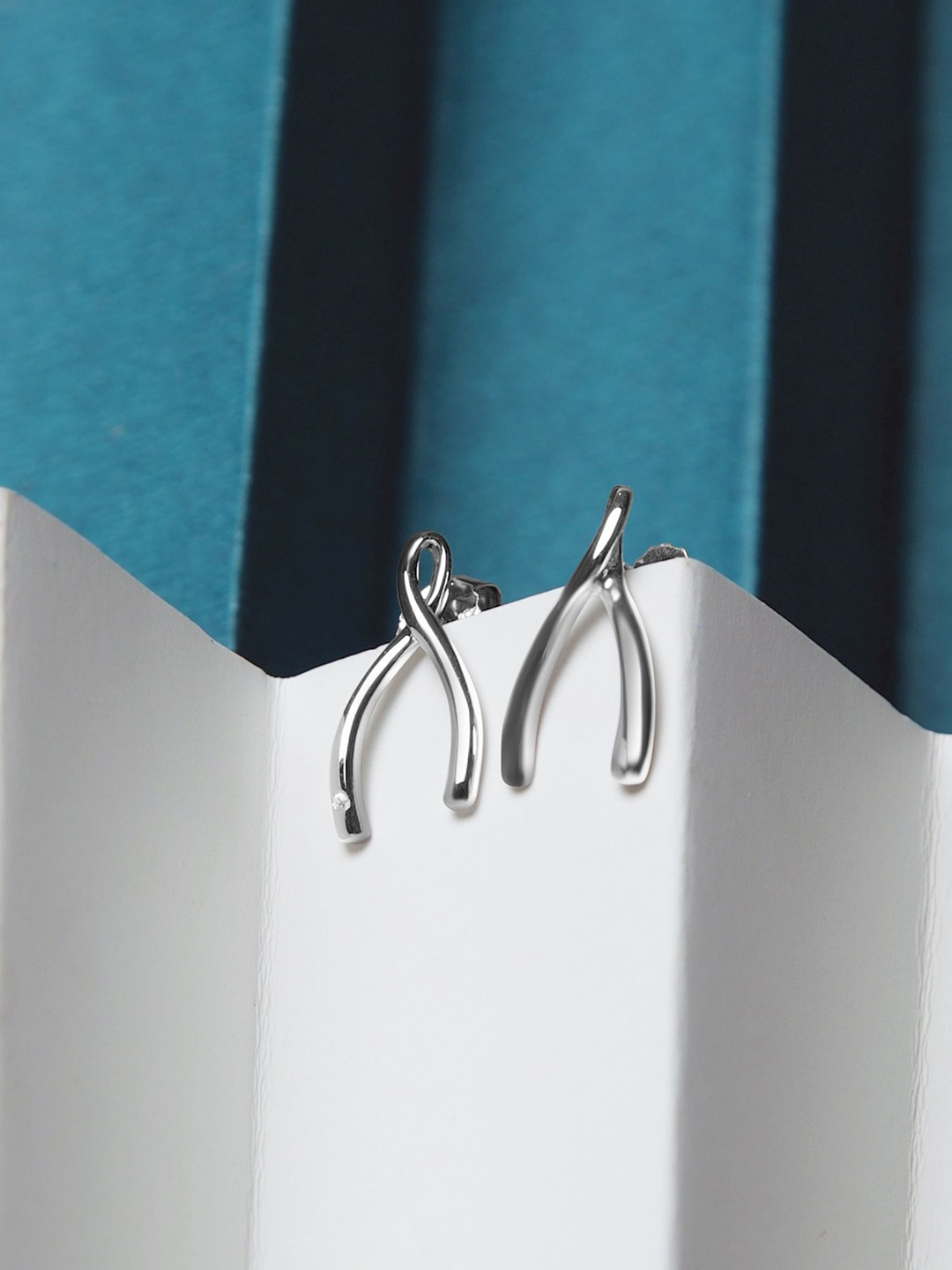 VELVET IMPERIAL Silver-Plated Wishbone A Symbol Of Hope And Aspiration Drop Earrings
VELVET IMPERIAL Silver-Plated Wishbone A Symbol Of Hope And Aspiration Drop Earrings