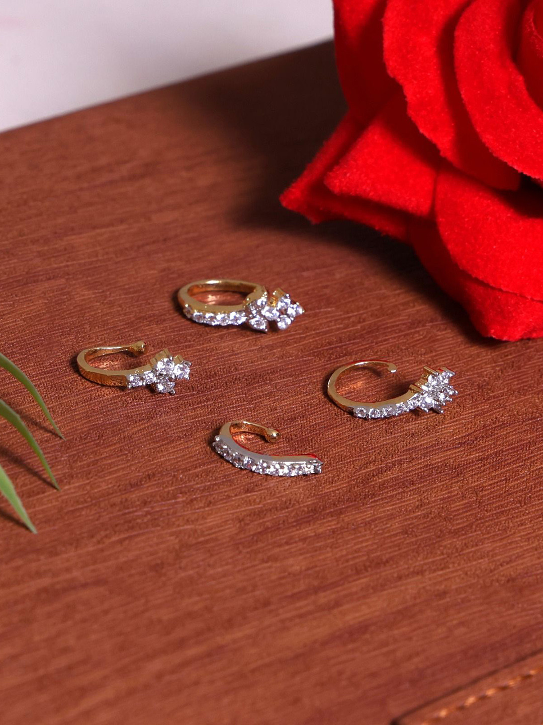 Mali Fionna Gold-Plated Cubic Zirconia Septum Nosepin 
Mali Fionna Gold-Plated Cubic Zirconia Septum Nosepin