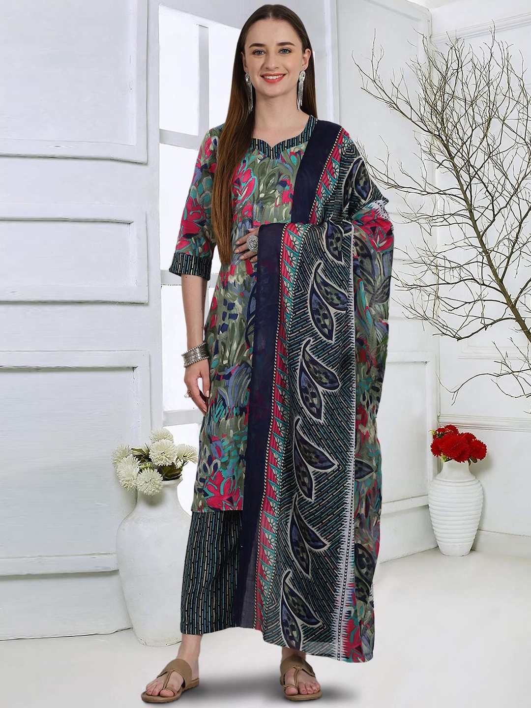 Ethnic basket Floral Printed Sweetheart Neck Pure Cotton Kurta With Trousers & Dupatta, Grey
Ethnic basket Floral Printed Sweetheart Neck Pure Cotton Kurta With Trousers & Dupatta, Grey