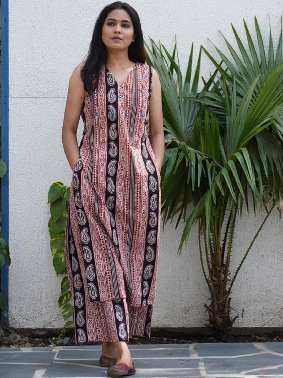 CANIZZARO Ethnic Motifs Printed V-Neck Sleeveless Straight Kurta With Trousers, Maroon
CANIZZARO Ethnic Motifs Printed V-Neck Sleeveless Straight Kurta With Trousers, Maroon