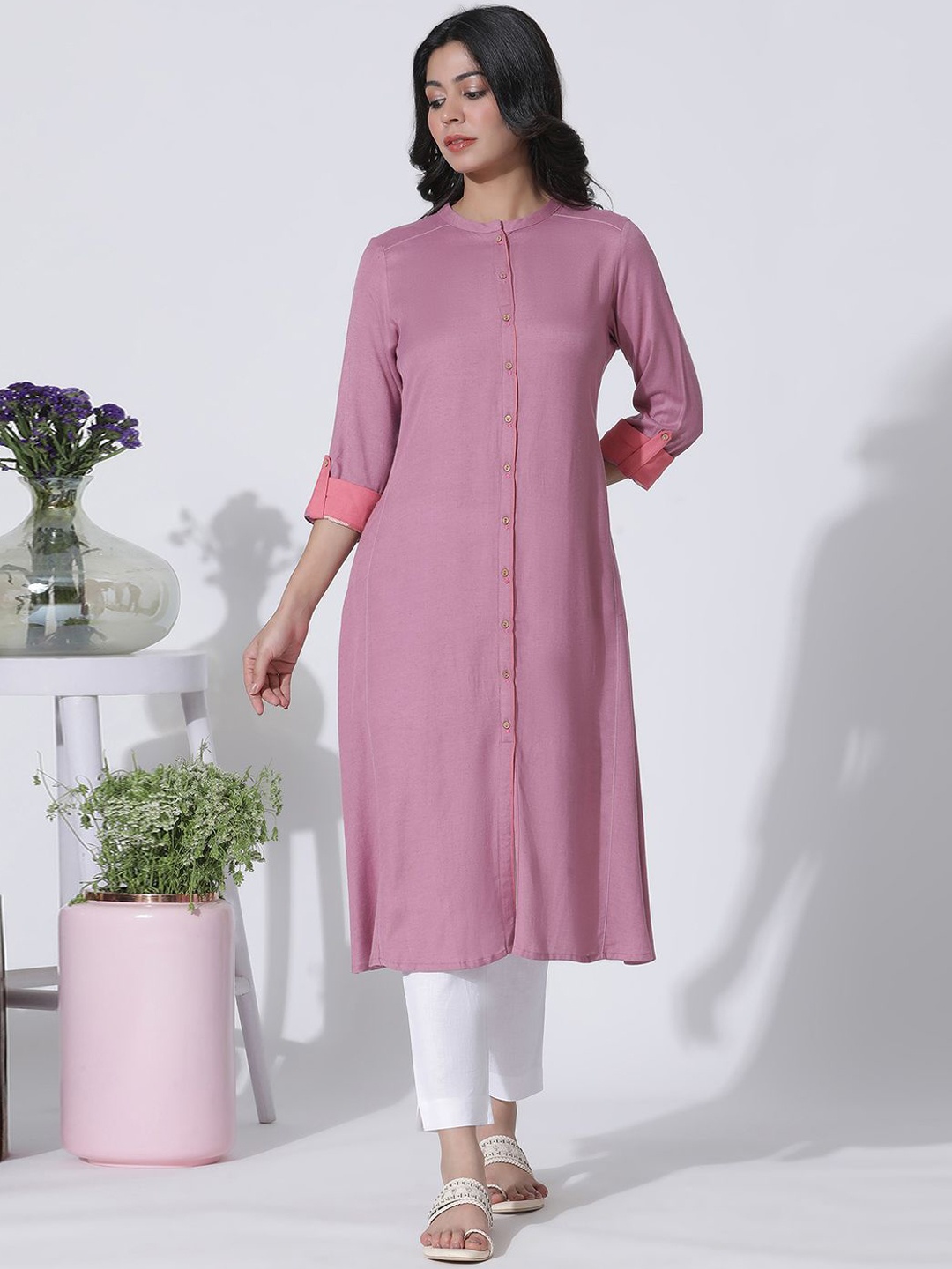 W Floral Printed Band Collar Roll up Sleeves A Line Kurta with Trousers, Pink
W Floral Printed Band Collar Roll up Sleeves A Line Kurta with Trousers, Pink