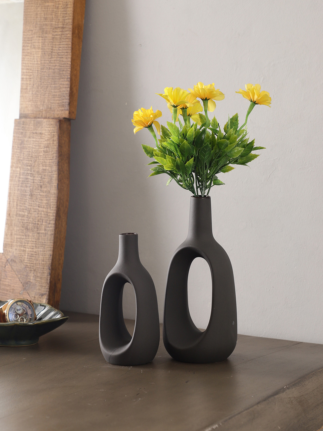 The Decor Mantra Black 2 Pieces Ceramic Oval Shaped Flower Vases
The Decor Mantra Black 2 Pieces Ceramic Oval Shaped Flower Vases