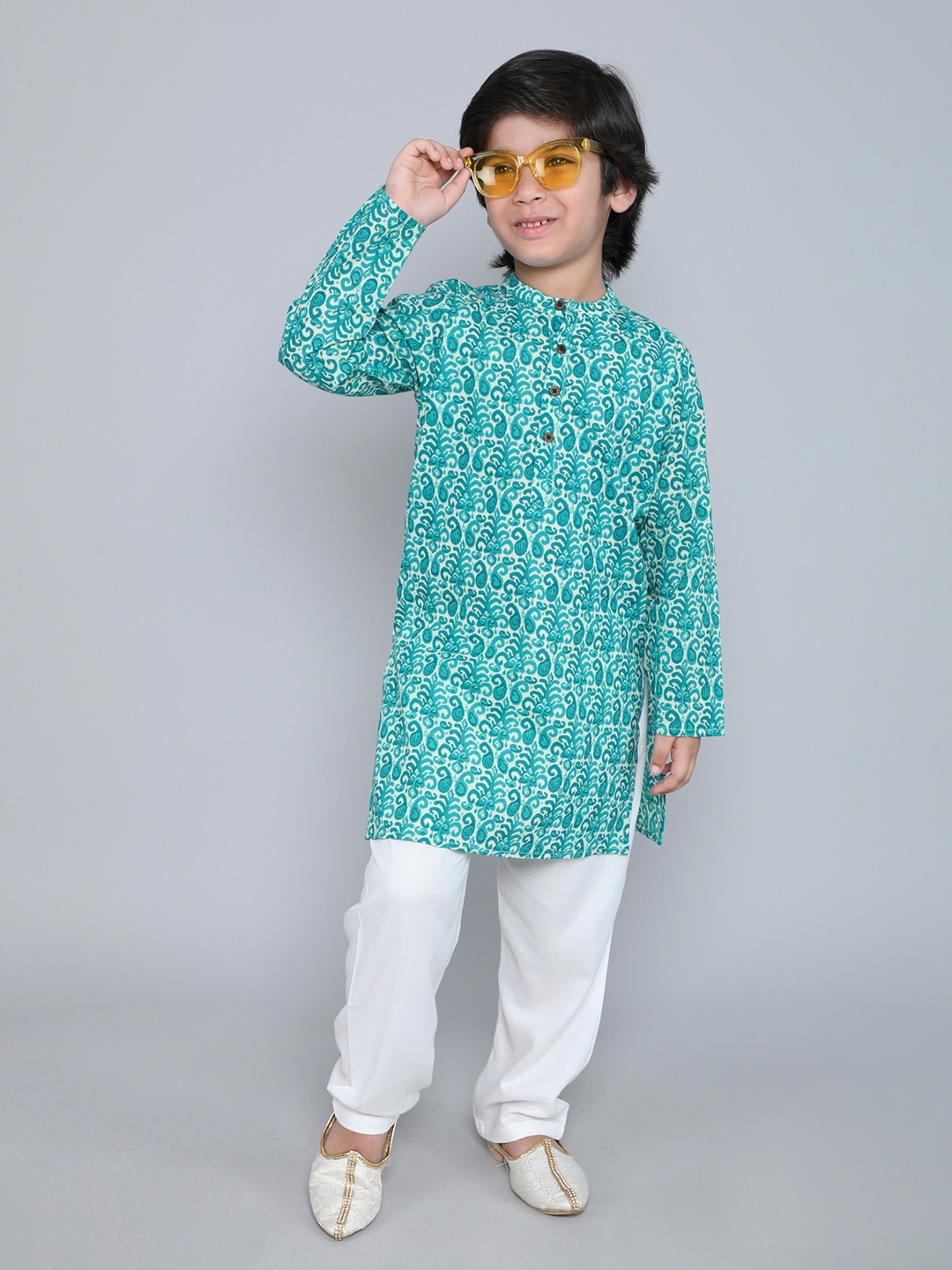 The Magic Wand Boys Ethnic Motifs Printed Mandarin Collar Straight Kurta With Pyjamas, Sea green
The Magic Wand Boys Ethnic Motifs Printed Mandarin Collar Straight Kurta With Pyjamas, Sea green
