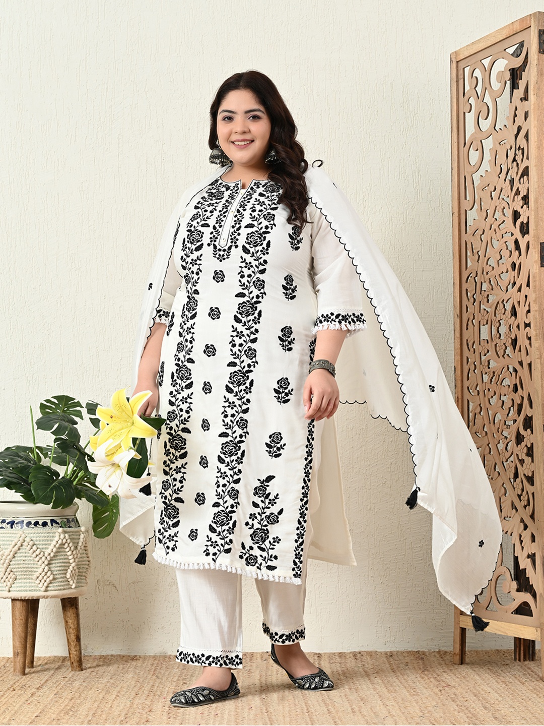 PrettyPlus by Desinoor.com Floral Embroidered Straight Kurta with Trouser & Dupatta, White
PrettyPlus by Desinoor.com Floral Embroidered Straight Kurta with Trouser & Dupatta, White