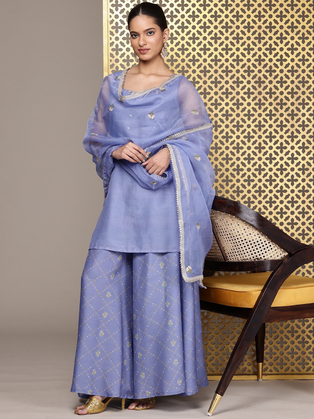 House of Pataudi Floral Printed Regular Sequinned Jashn Kurta with Palazzos & Dupatta, Lavender
House of Pataudi Floral Printed Regular Sequinned Jashn Kurta with Palazzos & Dupatta, Lavender