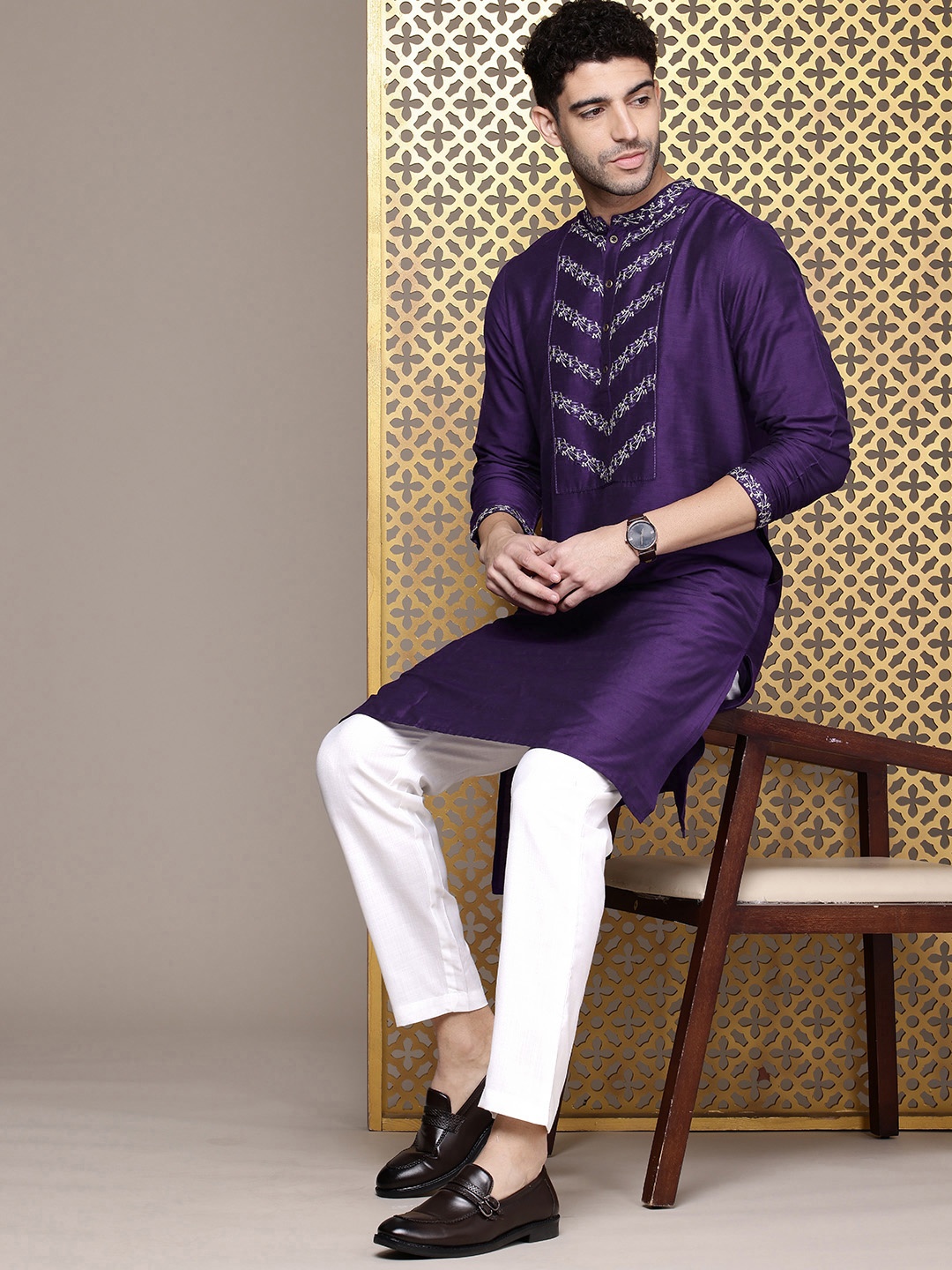 House of Pataudi Men Jashn Ethnic Motifs Yoke Design Zari Thread Work Kurta with Trousers, Purple
House of Pataudi Men Jashn Ethnic Motifs Yoke Design Zari Thread Work Kurta with Trousers, Purple