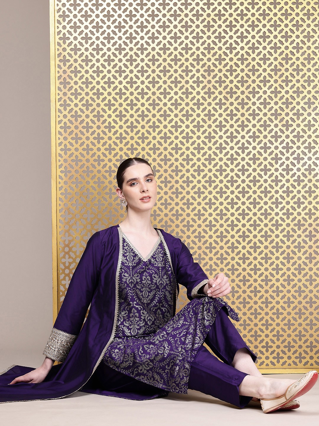 House of Pataudi Jashn Printed Sequined Zari Work Kurta With Trousers & A-Line Jacket, Navy blue
House of Pataudi Jashn Printed Sequined Zari Work Kurta With Trousers & A-Line Jacket, Navy blue