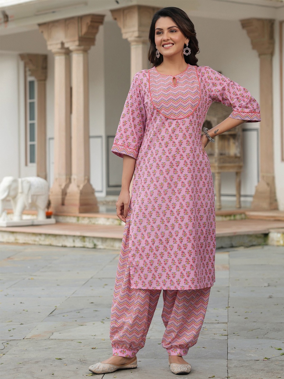 Aramya Floral Printed Keyhole Neck Beads & Stones Pure Cotton Straight Kurta With Salwar, Pink
Aramya Floral Printed Keyhole Neck Beads & Stones Pure Cotton Straight Kurta With Salwar, Pink