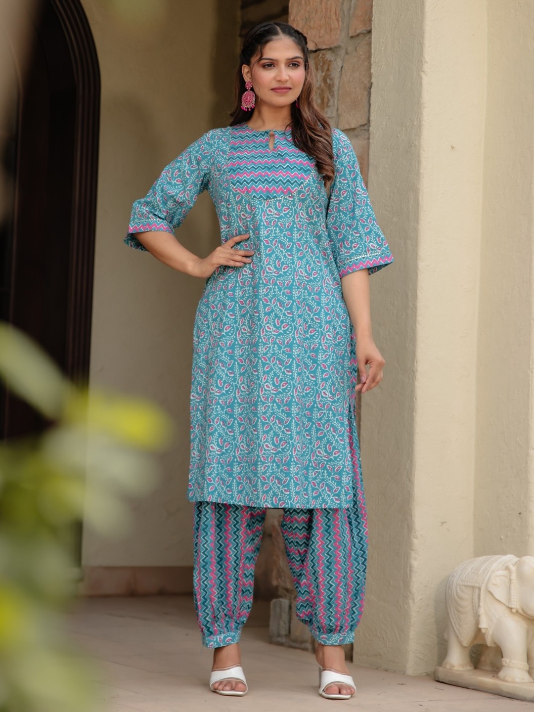 Aramya Floral Printed Keyhole Neck Gotta Patti Pure Cotton Straight Kurta With Salwar, Blue
Aramya Floral Printed Keyhole Neck Gotta Patti Pure Cotton Straight Kurta With Salwar, Blue